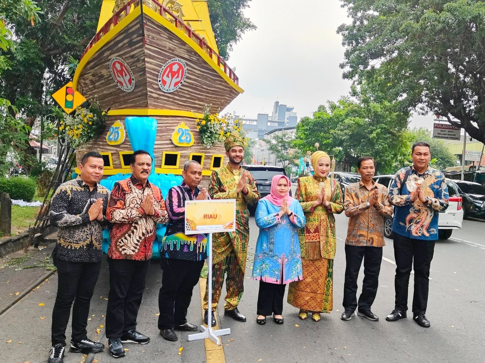 Teks foto: Bupati Kasmarni Hadiri Kirab Budaya, Sempena HUT Ke-44 Dekranasda Di Kota Surakarta.