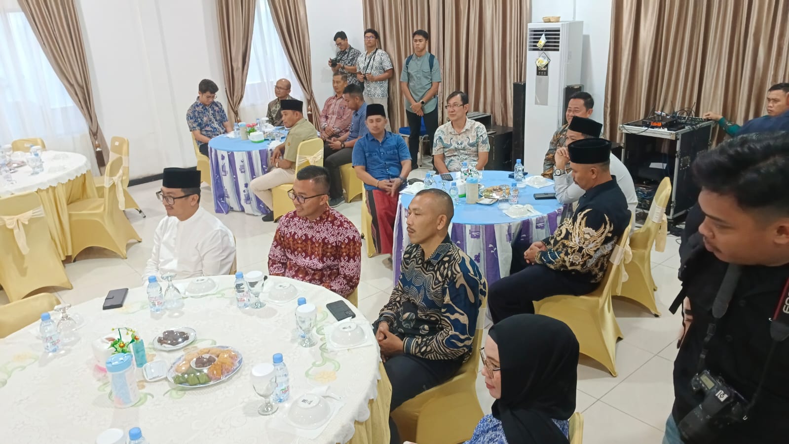 Sekda Natuna Boy Wijanarko (baju putih) turut menghadiri