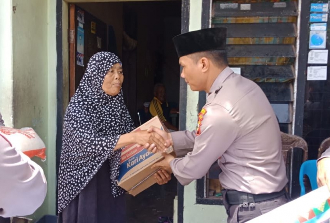 Jumat Barokah Polres Kampar, Bantu 2 Warga Kurang Mampu di Kelurahan Langgini