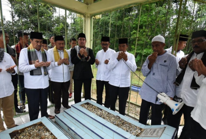 Gubernur Riau Didampingi Bupati Kampar Lepas Ziarah Kubur