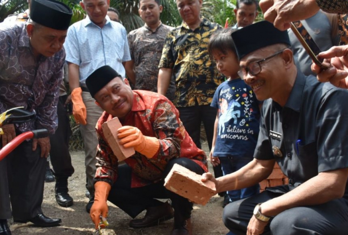 Bupati Kampar Letakkan Batu Pertama Rumah Layak Huni Bantuan Perusahaan