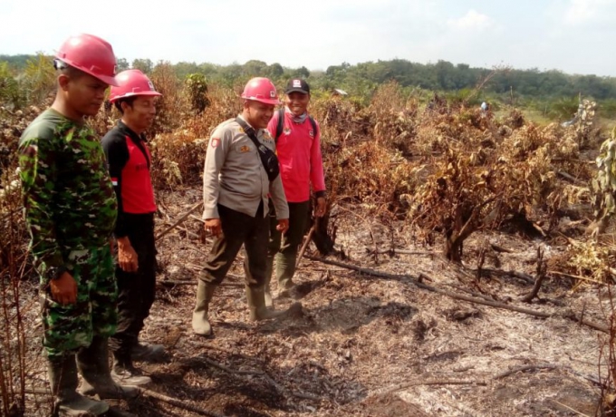 Pasca Kebakaran Lahan, Anggota Polsek Tambang, Babinsa dan Manggala Agni Lakukan Proses Pendinginan