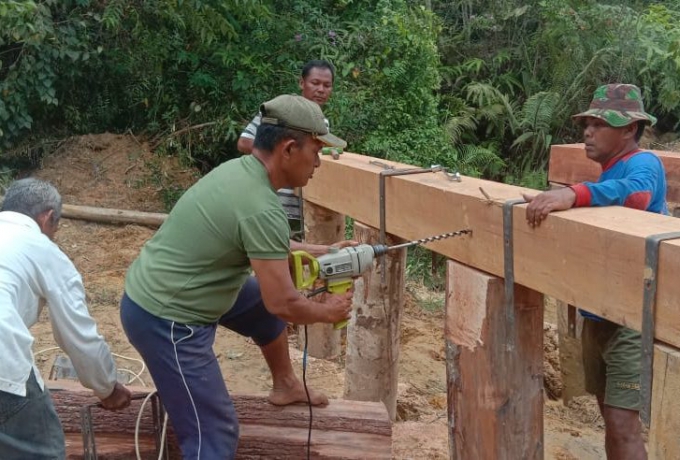 Kodim 0313/KPR Dibantu Warga Kejar Percepatan Jembatan Penghubung