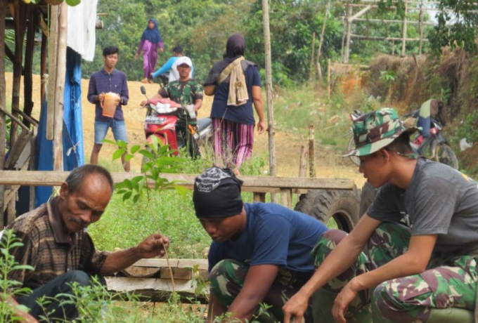 Satgas TMMD Ke 105 KODIM 0313/KPR Gelar Penanaman Pohon Bersama Warga