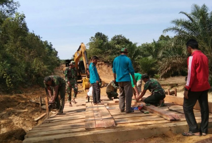 Satgas TMMD KE 105 KODIM 0313/KPR Dan Warga Bahu Membahu Dalam Pengerjaan Jembatan Penyebrangan