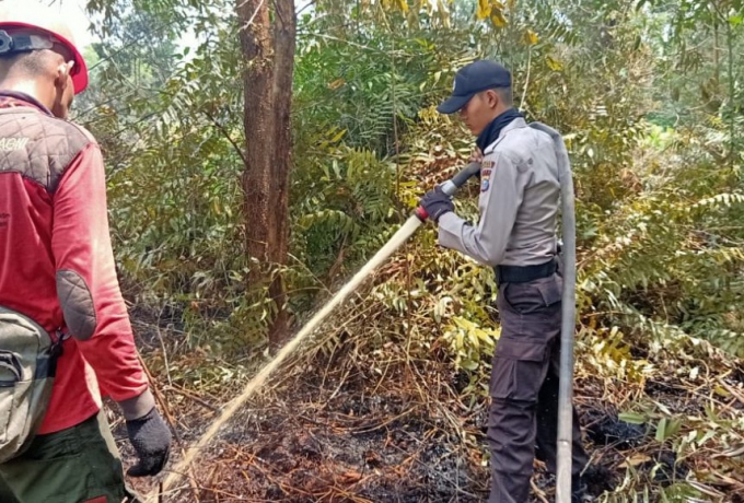 Kapolsek Tambang Koordinir Pemadaman Karlahut di Wilayah Rimbo Panjang