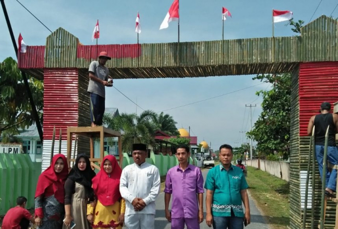 Sambut HUT RI Ke-74 Kades Salo Bersama Aparatur Desa, Lakukan Goro Bangun Gapura