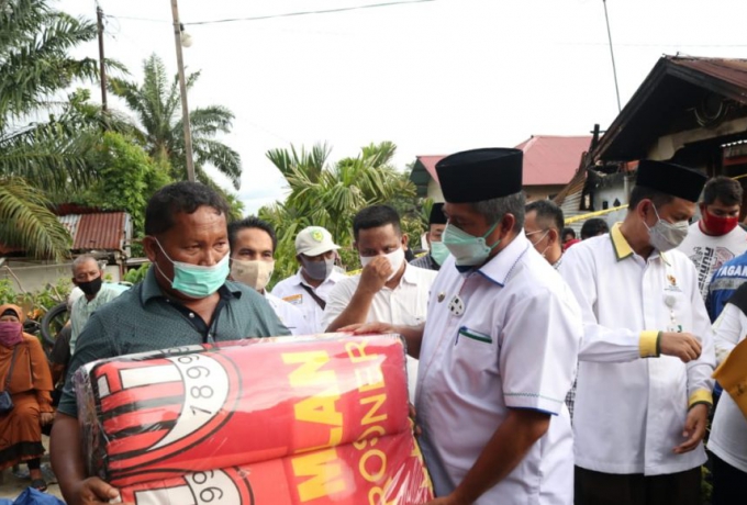 Bupati Santuni Keluarga Korban Kebakaran di Perawang Barat