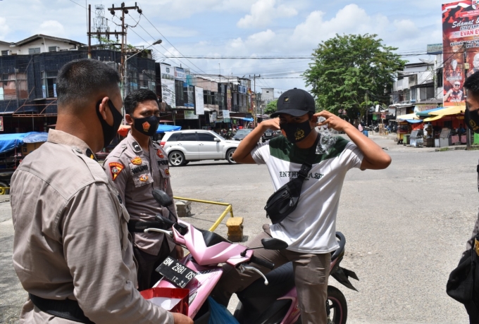 Jajaran Polres Kampar Hari ini Bagikan 1000 Masker Untuk Masyarakat di Kota Bangkinang