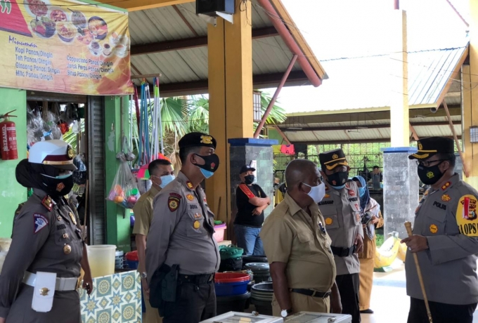 Kapolres Siak Tinjau Pasar Belantik Raya Sembari Membagi bagikan Masker