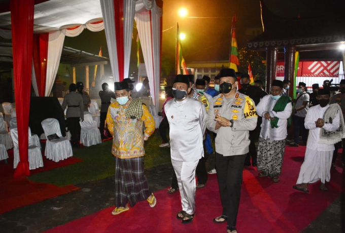 Bupati Kampar Dampingi Kapolda Sholat Subuh Berjamah Di Mesjid Jamik Air Tiris