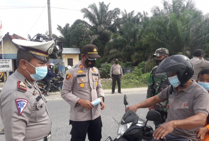 Tindak Lanjuti Program 100 Hari Kapolri, Polres Kampar dan Polsek Jajaran Tiap Hari Bagikan Masker