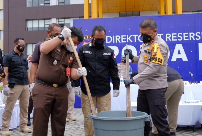 Kapolda Riau Release Penangkapan Narkoba Jenis Cair Dan Musnahkan 20 Kg Sabu