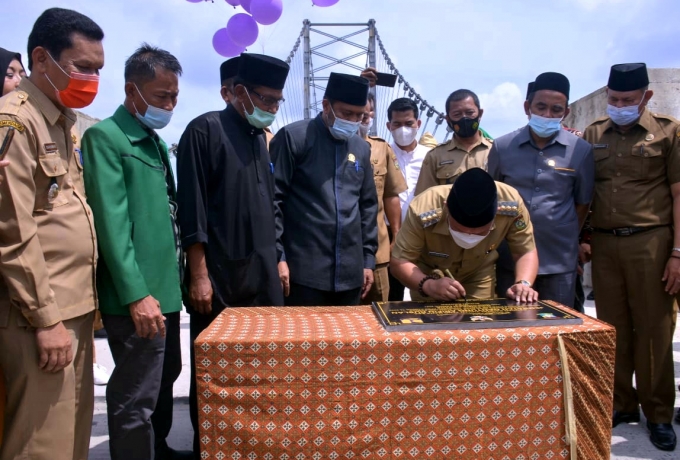 Bupati Resmikan Jembatan Gantung Arifin Ruslan Kuok