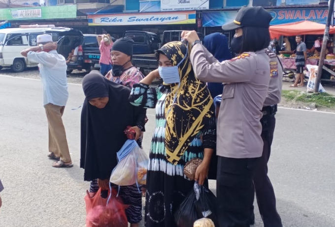 Kasat Sabhara Bersama Kapolsek Bangkinang Barat Bagikan Masker di Pasar Kuok Kampar