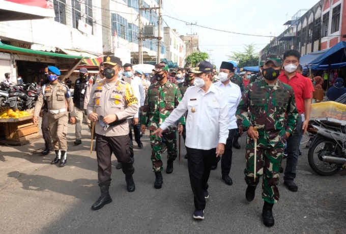 Ajak Gubernur, Kapolda Riau dan Pangdam I BB Taja Kegiatan Peduli Masyarakat CegahCovid-19, Bagikan 2 Ton Beras Dan 15.000 Masker