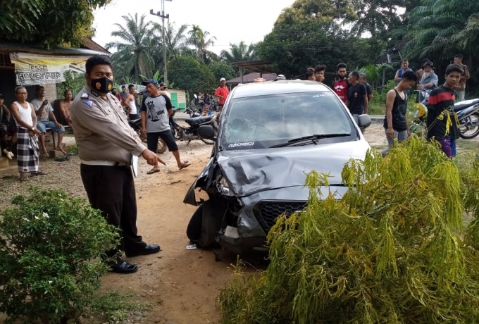 Pecah Ban Depan Lalu Hilang Kendali, Mobil Datsun Tabrak Motor di Wilayah Batu Langka Kuok