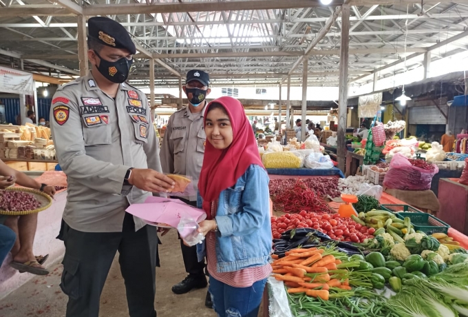 Dimusim Pandemi Covid-19, Polsek Bukit Raya Bagikan Masker Gratis Kepada Pedagang dan Pengunjung Pasar Dupa 