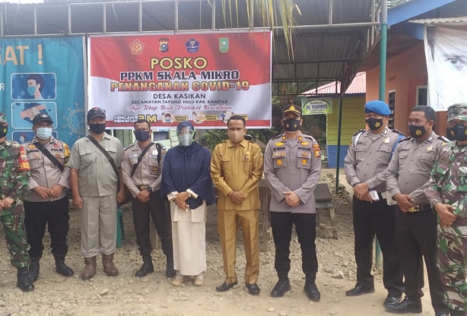 Kapolsek Tapung Hulu Bersama Aparatur Desa dan Babinsa Bagikan Masker di Desa Kasikan