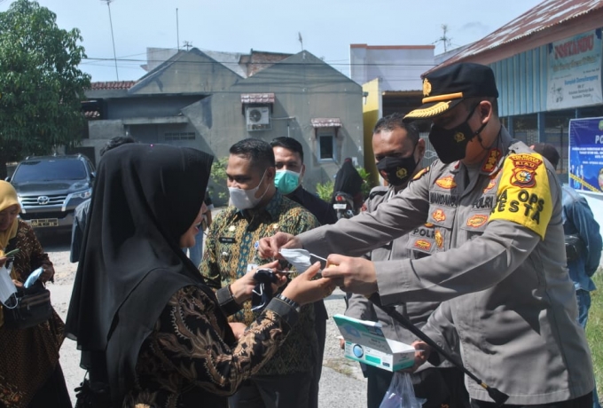 Kapolresta Bagikan Ratusan Masker Gratis Untuk Masyarakat