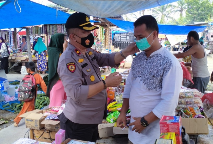 Kapolsek Tapung Pimpin Pendisiplinan Protkes dan Bagikan Masker di Pasar Muara Mahat Baru