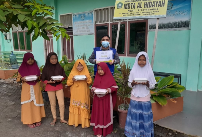 Anak Asuh Rumah Yatim Riau Berbagi Makanan Siap Saji Untuk Anak Yatim Dhuafa Lainnya