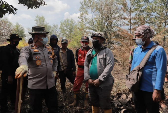 Kapolda Riau Gencarkan Padamkan Api Karhutla di Pulau Merbau dan Bengkalis