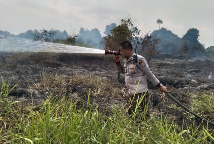 Temukan Kebakaran Lahan, Tim Patroli Gabungan Polsek Tapung, Koramil dan MPA Lakukan Pemadaman