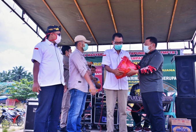 Bupati Serahkan 100 Paket Bantuan Untuk Masyarakat Yang Terkena Musibah Kebakaran Pasar Desa Kijang Jaya Kecamatan Tapung Hilir