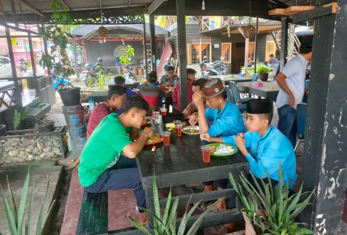 Makan Siang Gratis Program Jumat Barokah Satreskrim Polres Kampar Tetap Ramai Dikunjungi