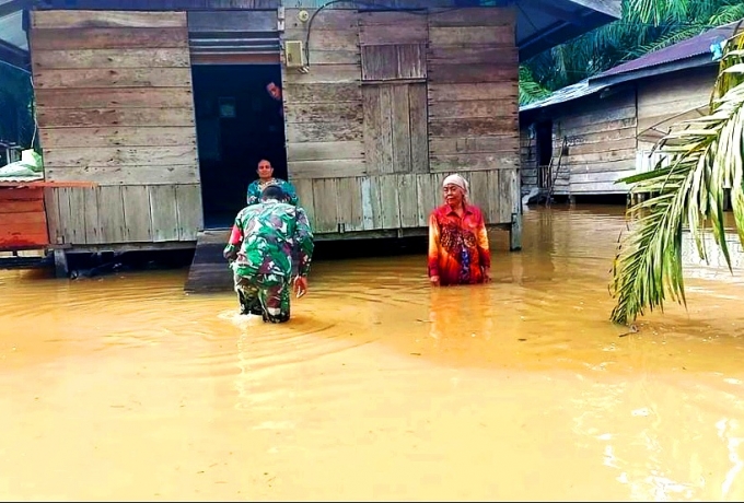 Pantau Banjir, Babinsa Koramil 10 Kunto Darussalam Kodim 0313/KPR Himbau Warga Tetap Waspada