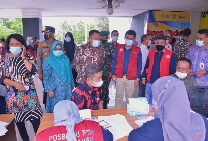 Bupati Kampar Hadiri Pelaksanaan Vaksin Covid-19 Bagi Pelayanan Publik