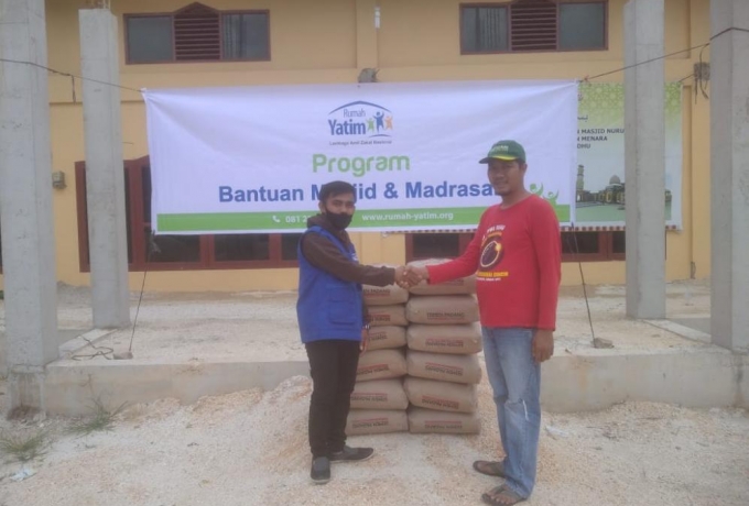 Rumah Yatim Berikan Bantuan untuk Pembangunan Masjid Nurul Huda Riau 