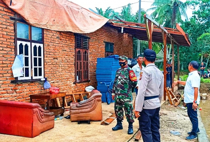 Puting Beliung Porak-porandakan Atap Rumah Warga, TNI POLRI Bersama BPBD Rohul Turun