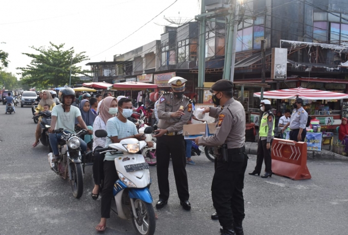 Polres Kampar Kembali Bagikan Takjil Gratis Untuk Masyarakat Jelang Buka Puasa