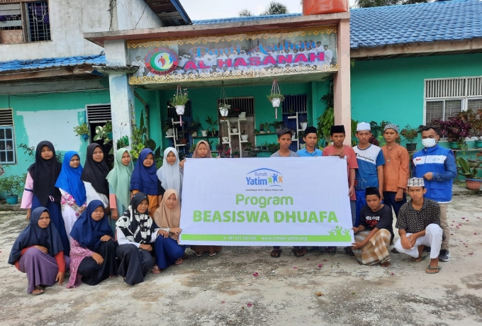 Bantuan Sarana Prasarana dan Bingkisan Guru untuk SD dan SMP Islam Al Hasanah