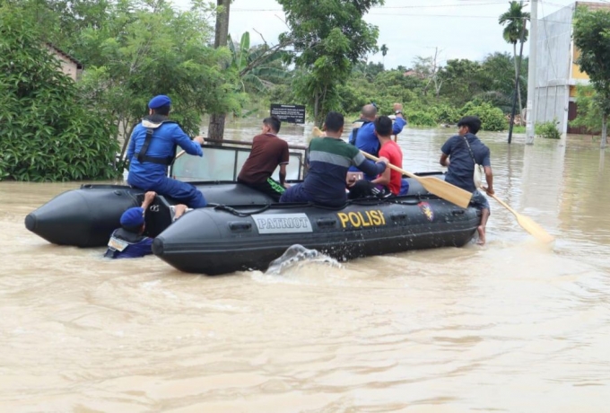 Bantu Evakuasi Korban Banjir Ditpolair Turunkan Tim