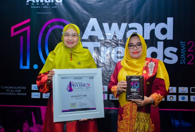 Ketua DWP Kampar Didampingi Penasehat DWP, Terima Penghargaan Women Excellence Award magazine 2021