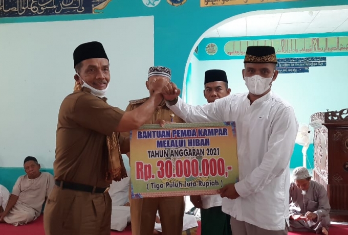 Bupati Kampar Yang Diwakili Asisten Administrasi Umum Setda Kampar,Melakukan Safari Ramadhan Di Masjid Nurul Jannah Desa Tanjung Belit