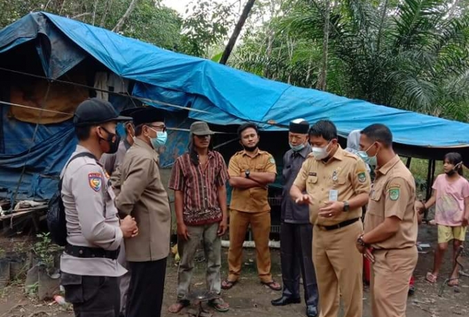 Kunjungi Gubuk Warga di Tengah Hutan, Plh Bupati Rohul : Alhamdulillah Rumah Layak Huni Segera Untuk Suriadi