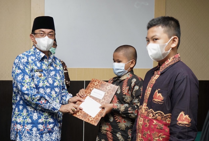 Bupati Inhil Serahkan Hadiah Lomba Foto Kelapa Tajaan SKI