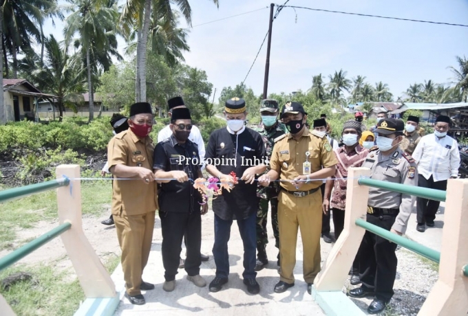 Wabup Inhil Resmikan Jembatan Penghubung di Pulau Burung