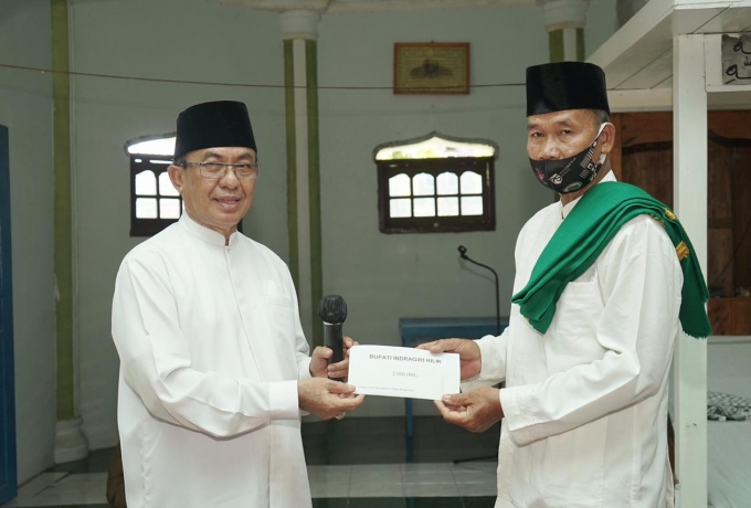 Laksanakan Shalat Jumat di Kempas, Bupati Inhil Santuni Anak Yatim