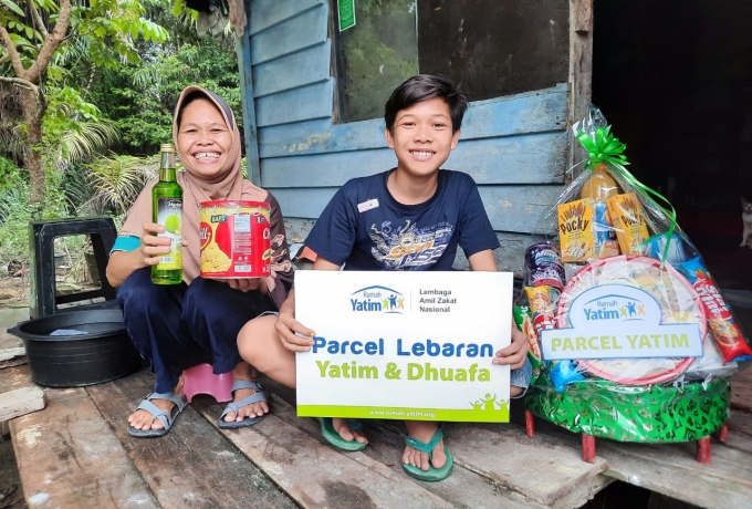 Parcel Lebaran Rumah Yatim untuk Ibnu, Yatim Dhuafa Asal Pekanbaru