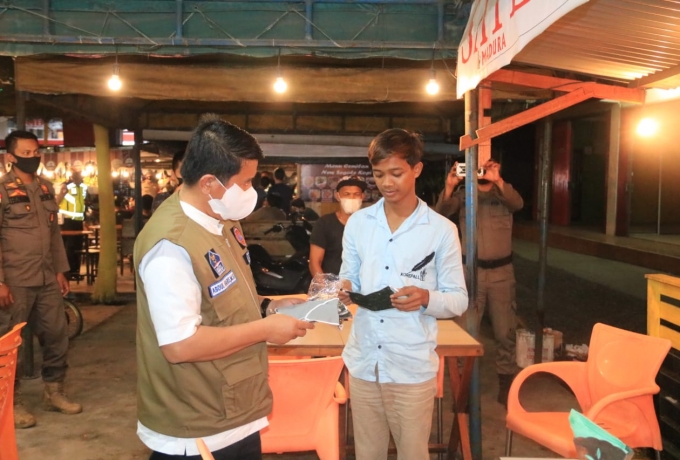 Plh Bupati Dan Kapolres Bersama Satgas Covid-19 Kabupaten Lakukan Operasi Yustisi Di Kecamaran Ujung Batu