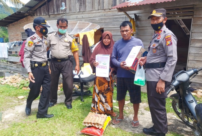 Puting Beliung Landa Desa Gema, Kapolres Kampar Utus Kapolsek Beri Bantuan Untuk Warga