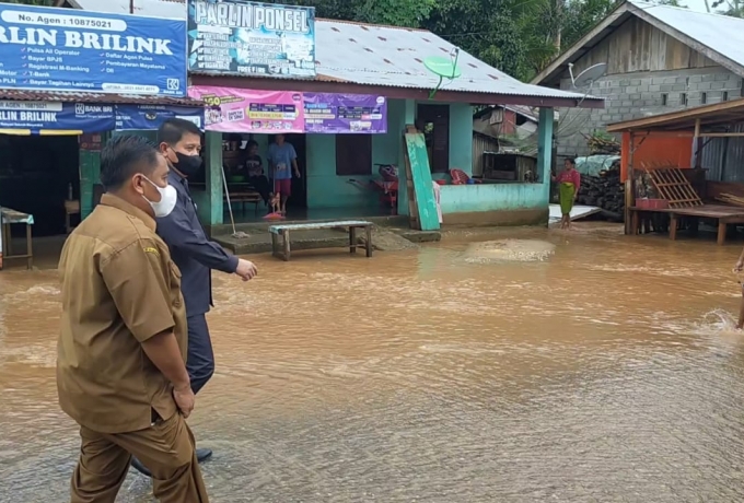 Tinjau Korban Banjir Di RTH, Plh Bupati Himbau Warga Tetap Waspada Dan Berhati-hati