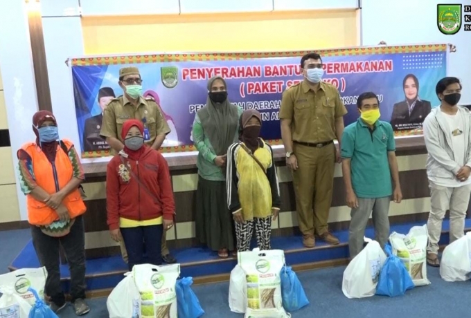 Dinsos P3A Rohul Salurkan 466 Paket Sembako kepada Petugas Kebersihan dan Taman