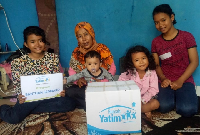 Rumah Yatim Berikan Bantuan Bahan Pokok untuk Ibu Solihati 