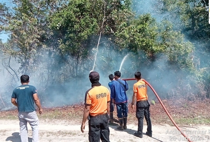 Damkar dan  BPBD Kampar Padamkan Kebakaran Lahan di Sungai Hijau 